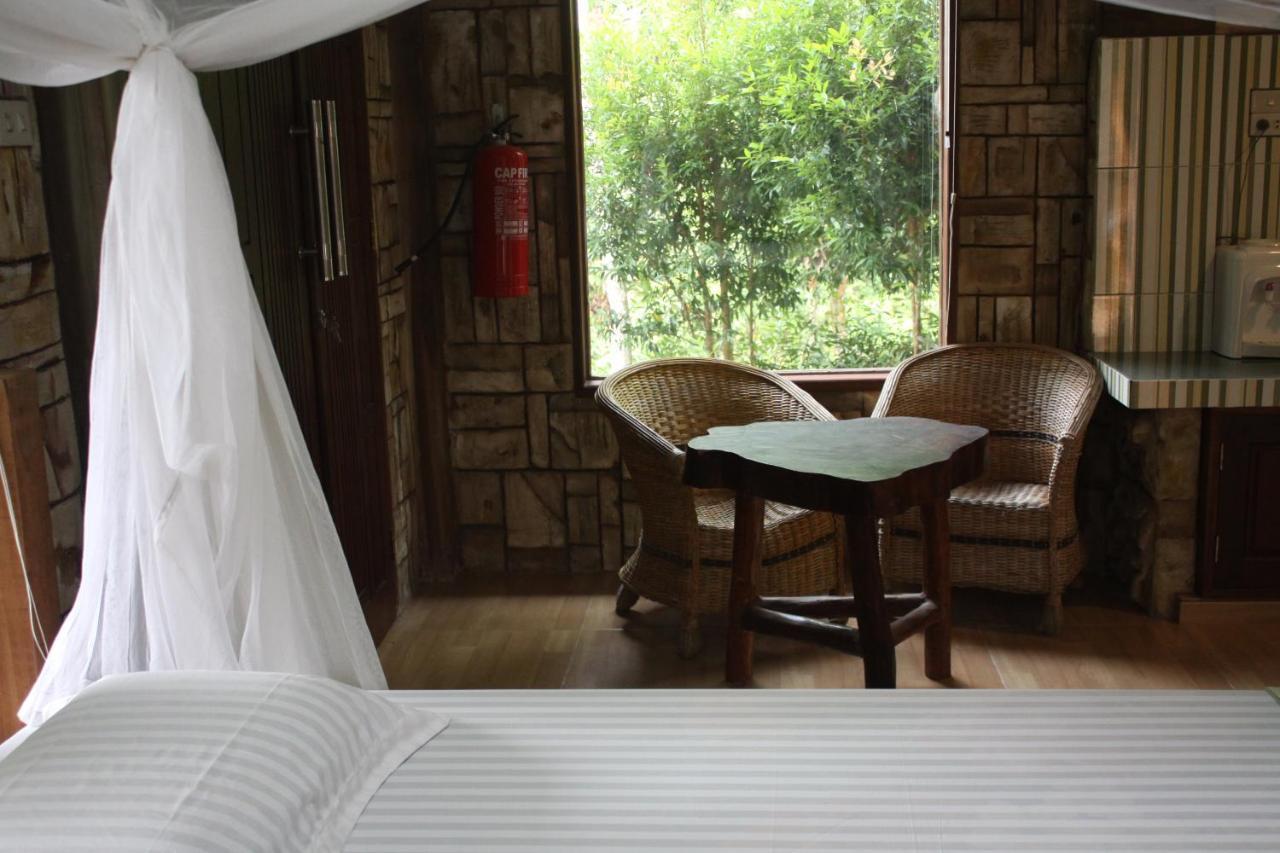 On The Rocks Bungalows, Restaurant And Jungle Trekking Tours Bukit Lawang Exterior foto