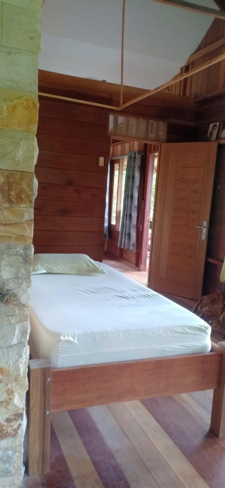 On The Rocks Bungalows, Restaurant And Jungle Trekking Tours Bukit Lawang Exterior foto