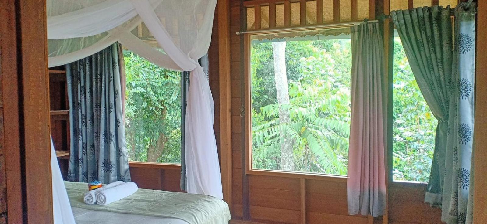 On The Rocks Bungalows, Restaurant And Jungle Trekking Tours Bukit Lawang Exterior foto