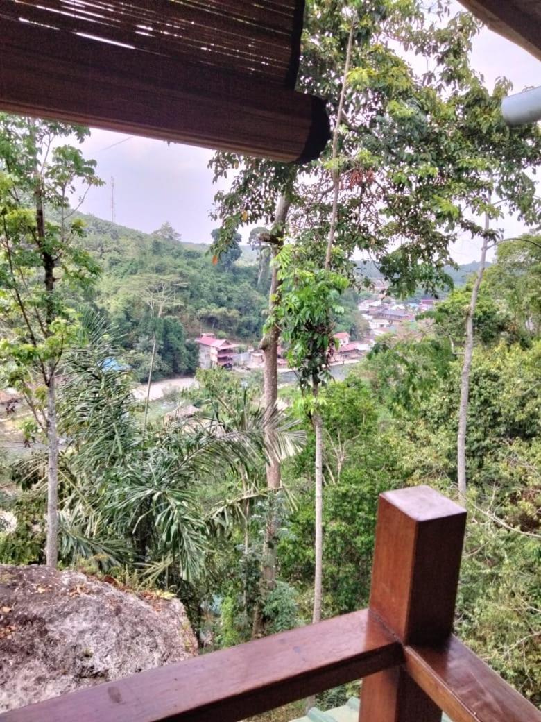On The Rocks Bungalows, Restaurant And Jungle Trekking Tours Bukit Lawang Exterior foto