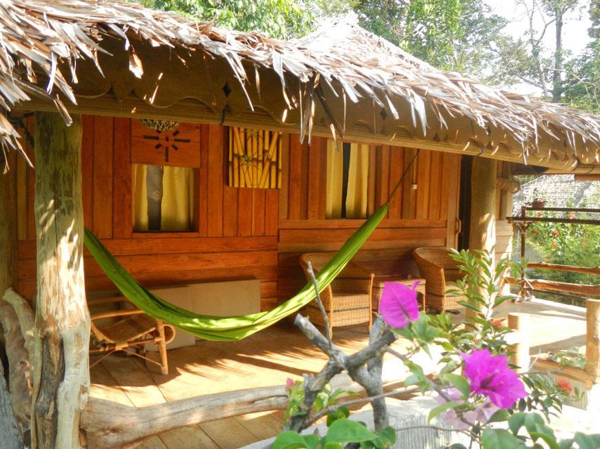 On The Rocks Bungalows, Restaurant And Jungle Trekking Tours Bukit Lawang Exterior foto