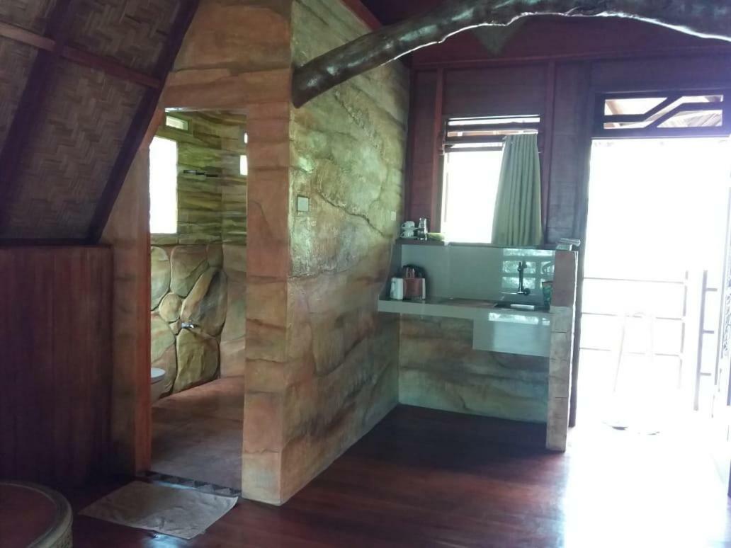 On The Rocks Bungalows, Restaurant And Jungle Trekking Tours Bukit Lawang Exterior foto