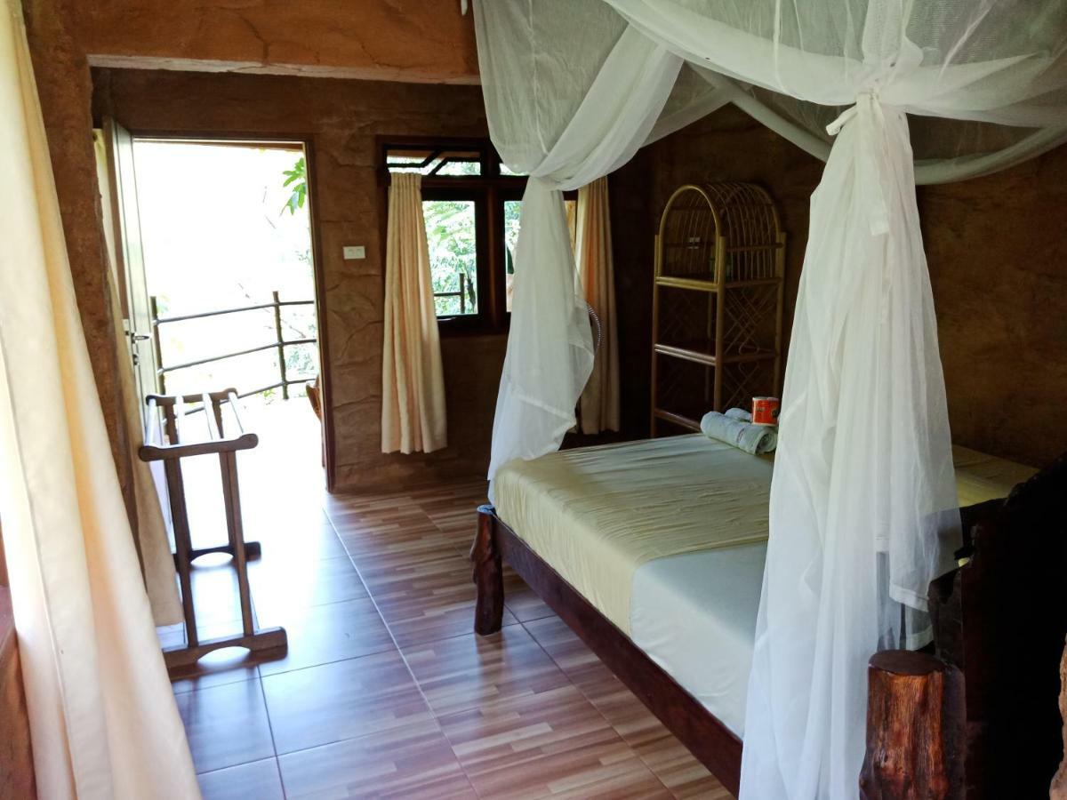On The Rocks Bungalows, Restaurant And Jungle Trekking Tours Bukit Lawang Exterior foto
